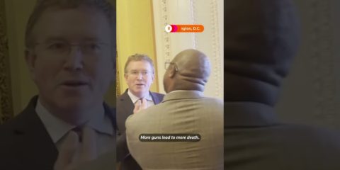 Heated debate over gun control in US Capitol hallway