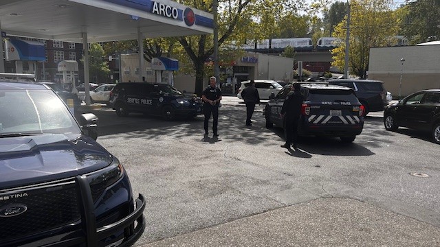 Seattle police investigate 15 year old shot near Franklin High...
